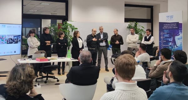 Persone che scrivono su quaderni 