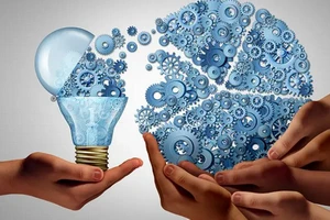 donna che indossa visore VR